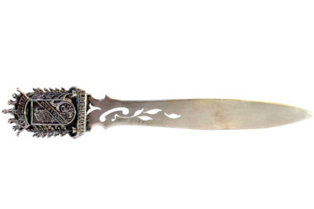 Abre cartas em prata recortada com brasão relevado com informação "A CONFIDENTE PROPRIEDADES".